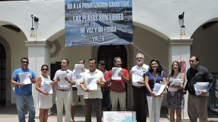 Ciudadanos organizados entregan 3 mil firmas contra el tramo carretero