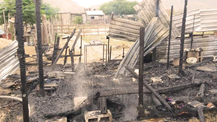 Incendio arrasa con casa en predio La Ballena; familia lo perdió todo