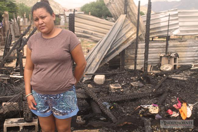 Familia que perdió su casa por incendio, pide ayuda de la población