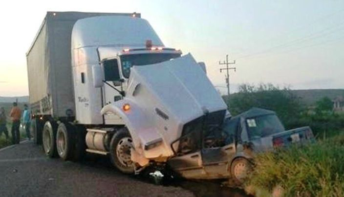 Fatal accidente en la Transpeninsular; un automóvil conducía en sentido contrario