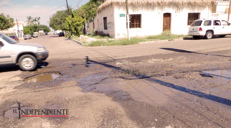 “Los baches el problema nuestro de cada día” dicen ciudadanos y conductores de peseras “Los baches el problema nuestro de cada día” dicen ciudadanos y conductores de peseras