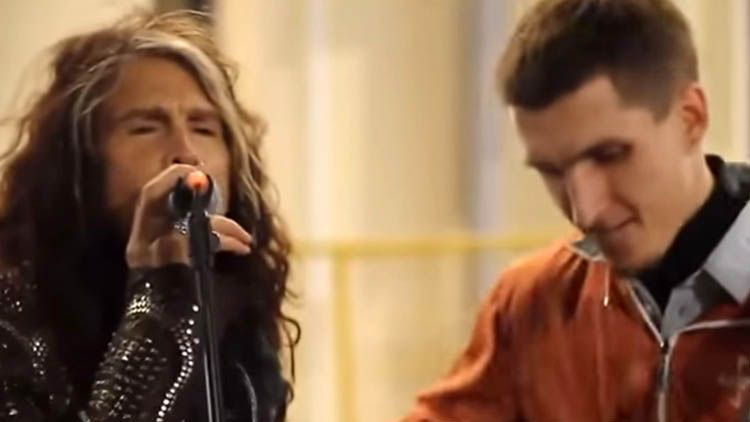 Steven Tyler sorprende a músico callejero en Moscú
