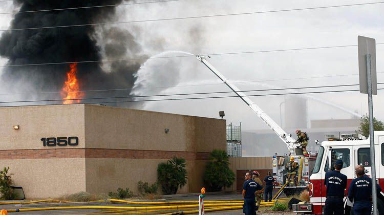 Explotan contenedores de aceite en Phoenix Explotan contenedores de aceite en Phoenix