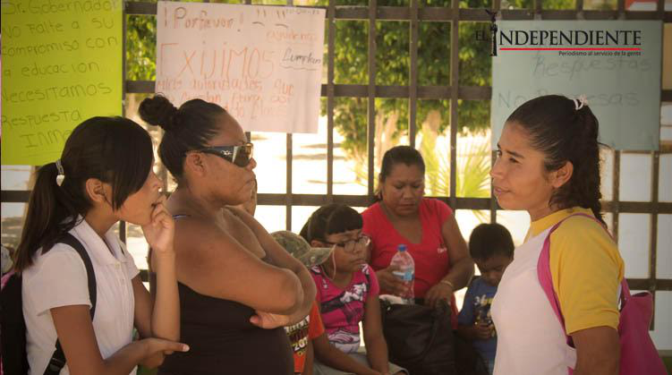 Sigue cerrada escuela Encarnación Cosío; autoridades no han atendido queja, afirman padres de familia Sigue cerrada escuela Encarnación Cosío; autoridades no han atendido queja, afirman padres de familia