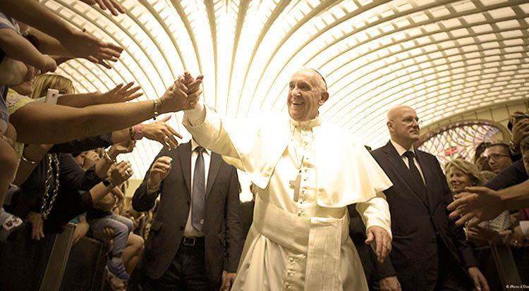 Que el dinero no mande sobre los hombres: Papa