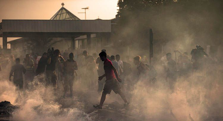 Policía húngara reprime a inmigrantes para impedir su entrada al país