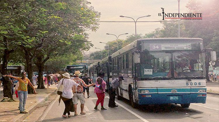 El tiempo pasa lento en Cuba; el wifi y autos de los 50 conviven en La Habana