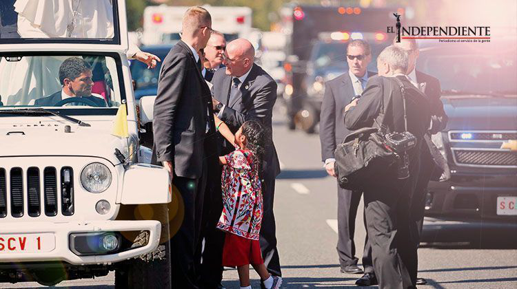 Niña oaxaqueña entrega al Papa carta para que ayude a inmigrantes en EU