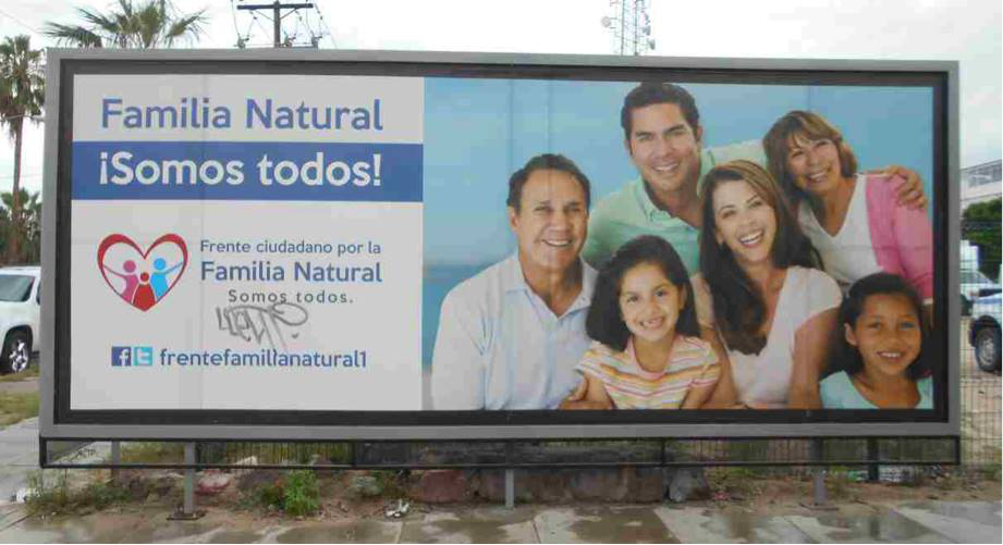 Campaña publicitaría de la Familia Natural no viola reglamentos municipales