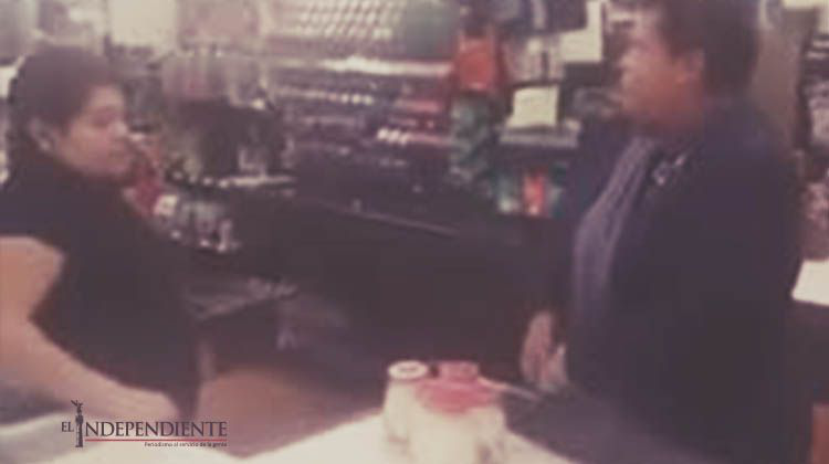 VIDEO: Sacan de su ropa mercancía robada en un súper