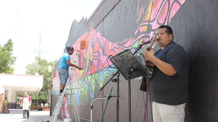Artista oaxaqueño embellece mural del Mercado Madero
