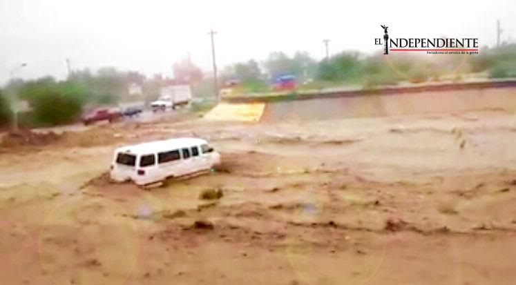 Arroyo arrastra a camioneta con 13 pasajeros Arroyo arrastra a camioneta con 13 pasajeros
