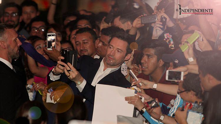 Hugh Jackman convive con fans mexicanos en premier de 'Peter Pan'
