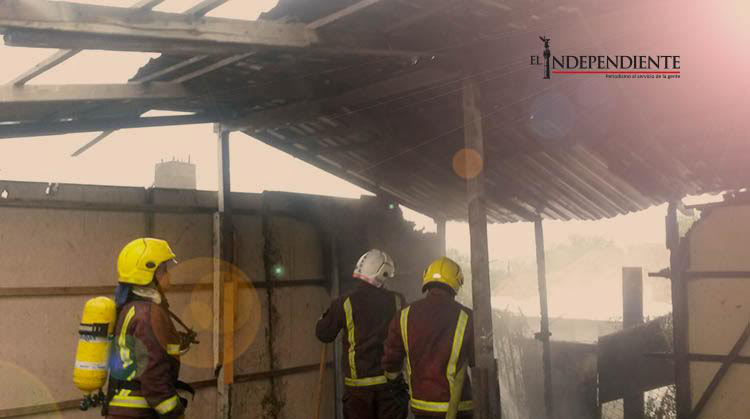 Septuagenario es rescatado del incendio de una casa en invasión Santa Rosa Septuagenario es rescatado del incendio de una casa en invasión Santa Rosa
