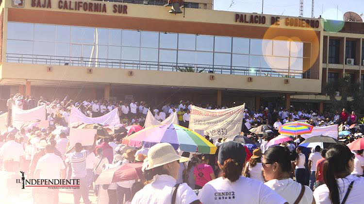 Con todo y amenazas de descuentos continuarán manifestándose los maestros Con todo y amenazas de descuentos continuarán manifestándose los maestros