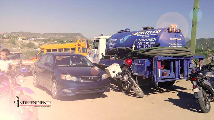 Le aplastó el pie a un motociclista por dar una vuelta “cerrada” Le aplastó el pie a un motociclista por dar una vuelta “cerrada”
