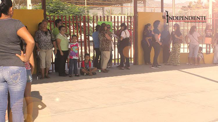 HARTOS…. Padres de familia cierran escuela Fernando Burgoin de SJC HARTOS…. Padres de familia cierran escuela Fernando Burgoin de SJC