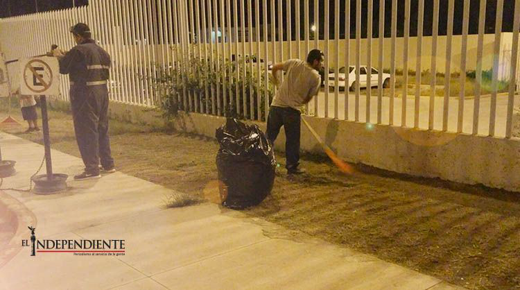 Limpian de maleza y agua estancada, en el Hospital Salvatierra