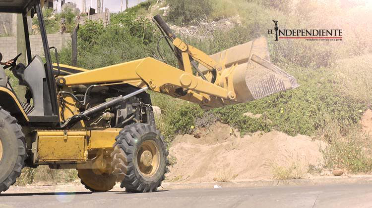 Servicios Públicos limpia tierra de la Valerio González y la deposita en terrenos baldíos Servicios Públicos limpia tierra de la Valerio González y la deposita en terrenos baldíos