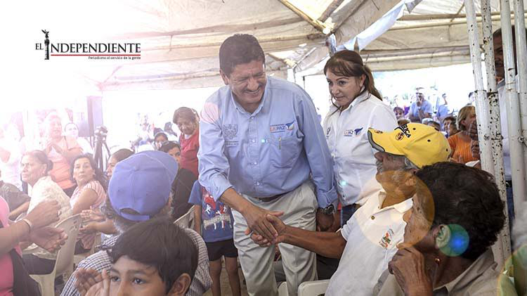 Continúa el alcalde entregando apoyos a damnificados por las lluvias Continúa el alcalde entregando apoyos a damnificados por las lluvias