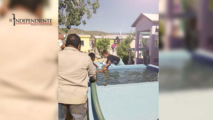 Abastece SAPA con 270 mil litros de agua a panteones de La Paz Abastece SAPA con 270 mil litros de agua a panteones de La Paz