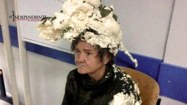 Señora confunde espuma para construcción con gel para el cabello Señora confunde espuma para construcción con gel para el cabello