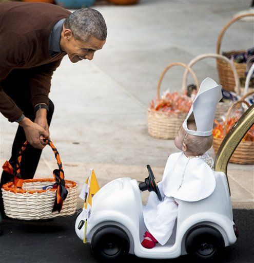 Obama pierde la compostura por un bebé disfrazado de Papa Obama pierde la compostura por un bebé disfrazado de Papa
