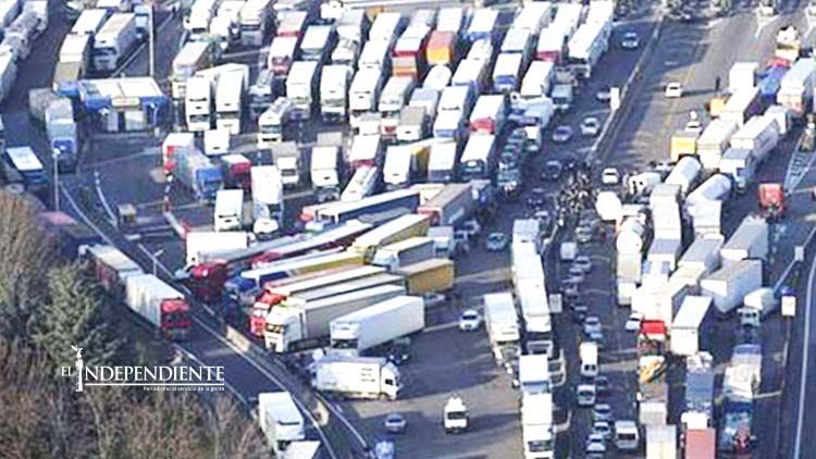 Huelga de camioneros colapsa a Brasil