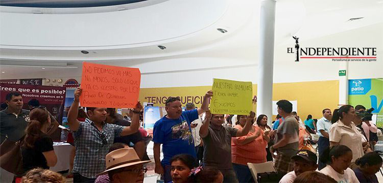 Ex trabajadores del Ayto se manifiestan durante la feria estatal de empleo Ex trabajadores del Ayto se manifiestan durante la feria estatal de empleo