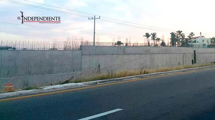 Se quejan los ciudadanos por la construcción de muro en corredor turístico Se quejan los ciudadanos por la construcción de muro en corredor turístico