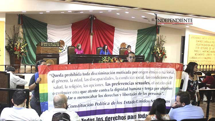 Comunidad gay pide al Congreso frenar campaña de la Familia Natural Comunidad gay pide al Congreso frenar campaña de la Familia Natural