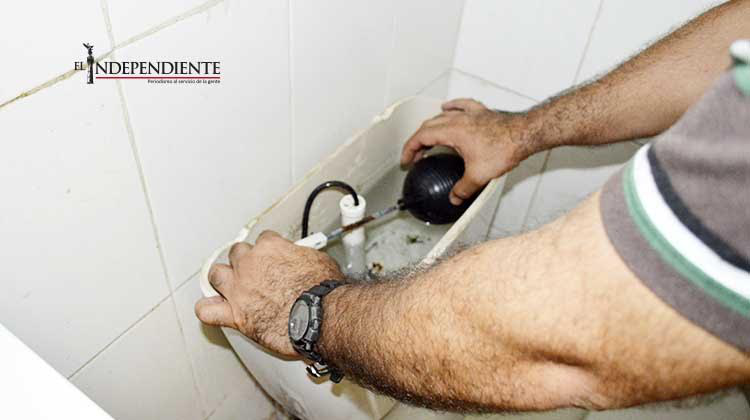 En aumento el desperdicio de agua por fugas en La Paz En aumento el desperdicio de agua por fugas en La Paz