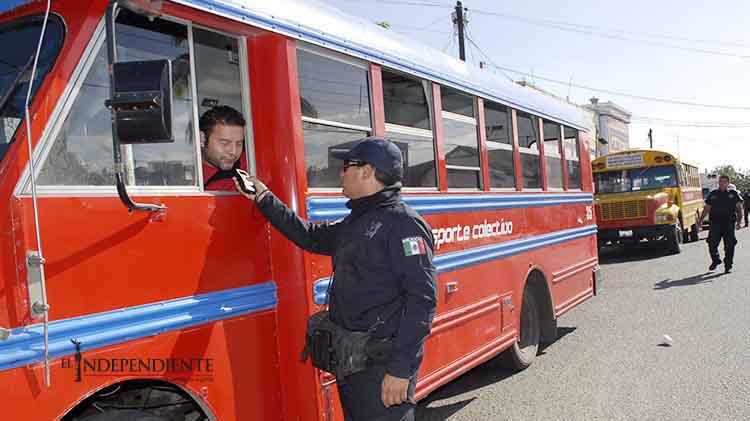 Aplican alcoholímetro a choferes del transporte público de La Paz Aplican alcoholímetro a choferes del transporte público de La Paz