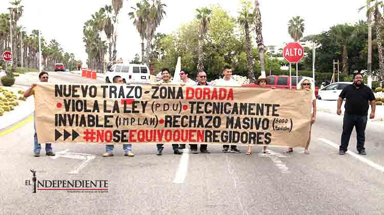 En rechazo a la aprobación del trazo carretero, opositores bloquean la Transpeninsular En rechazo a la aprobación del trazo carretero, opositores bloquean la Transpeninsular