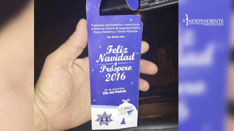 Policías piden su "calaverita" en avenidas de La Paz; hoy celebran su día Policías piden su "calaverita" en avenidas de La Paz; hoy celebran su día