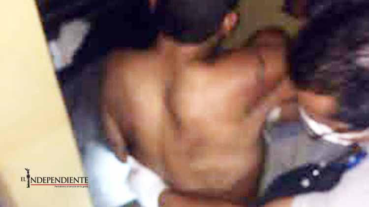 Dos hombres y una mujer lo levantaron, lo golpearon y lo aventaron por un barranco Dos hombres y una mujer lo levantaron, lo golpearon y lo aventaron por un barranco