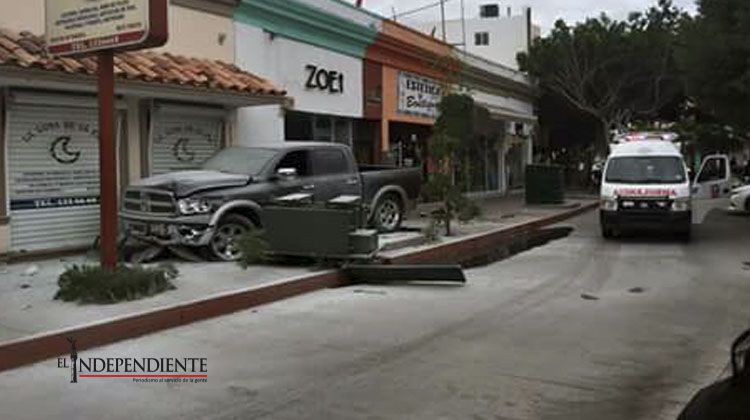 Borracho se subió a una banqueta del centro de La Paz