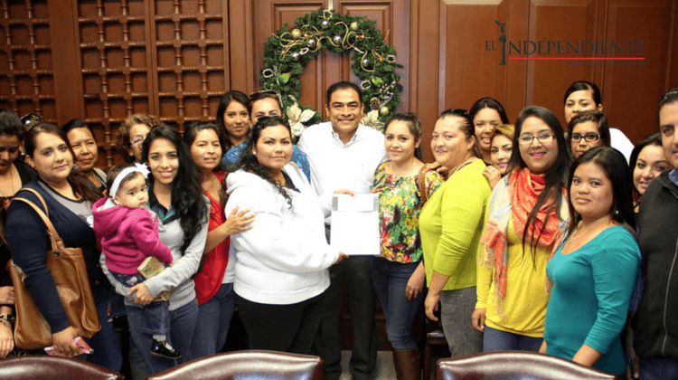 Entrega Alcalde Arturo de la Rosa reconocimiento económico a maestras monitoras Entrega Alcalde Arturo de la Rosa reconocimiento económico a maestras monitoras
