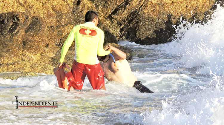 Salvavidas rescata a bañista en Playa Santa María