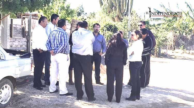 Conflicto entre maestros termina en toma de escuela; Directora arremete contra reportera