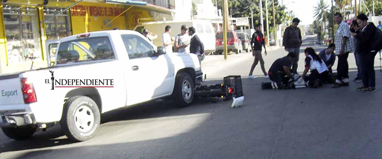 Vehículo embiste a motociclista y lo arrastra 10 metros
