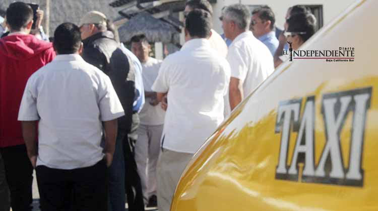 Con manifestación, taxistas de Los Cabos exigen que se respete el acuerdo con transportadoras turísticas