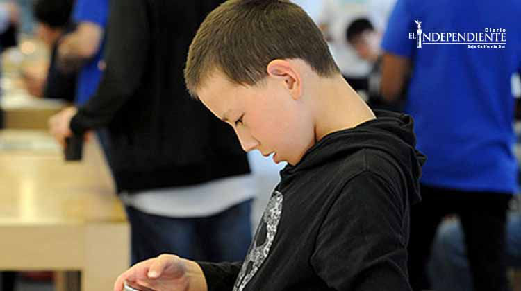 ¿Cómo dañan tu cuello los dispositivos móviles?