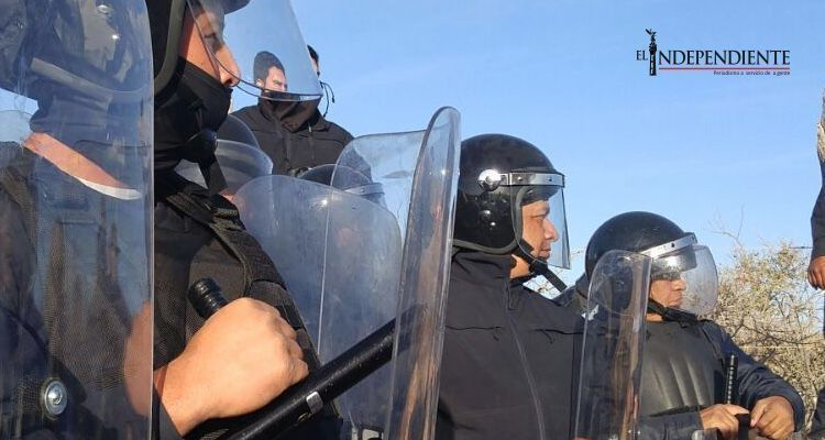 Violento desalojo de pescadores en Todos Santos por parte de granaderos