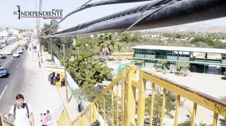 Telmex se olvida de levantar cables: pone en peligro a peatones