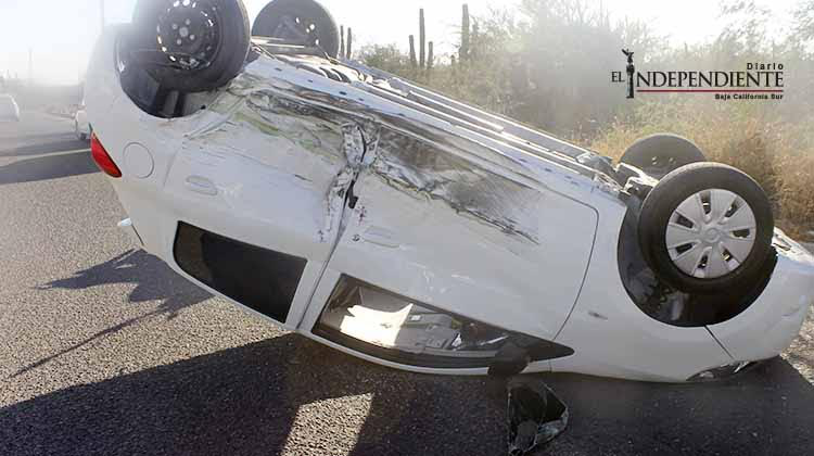 Tras reventársele una llanta provoca volcadura en J. Mújica