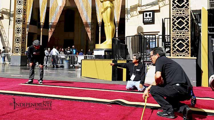 Colocan la alfombra roja de los premios Oscar Colocan la alfombra roja de los premios Oscar