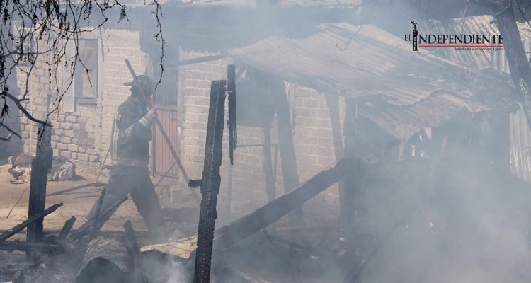 Fuerte incendio en bodegas de la 5 de Febrero