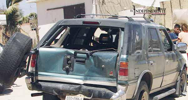 Vuelca vagoneta con dos menores a bordo; salieron ‘‘volando’’ por una ventanilla