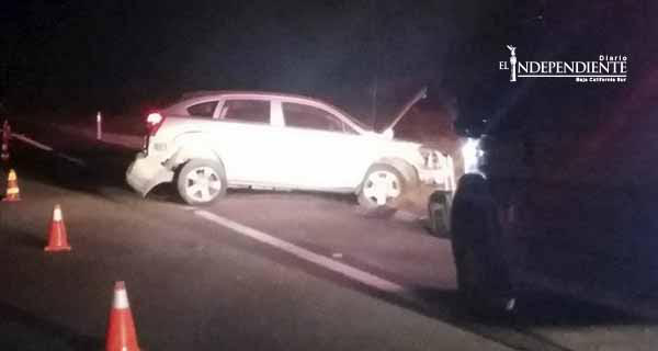 Vehículo con siete personas a bordo se estrella contra talud de arena